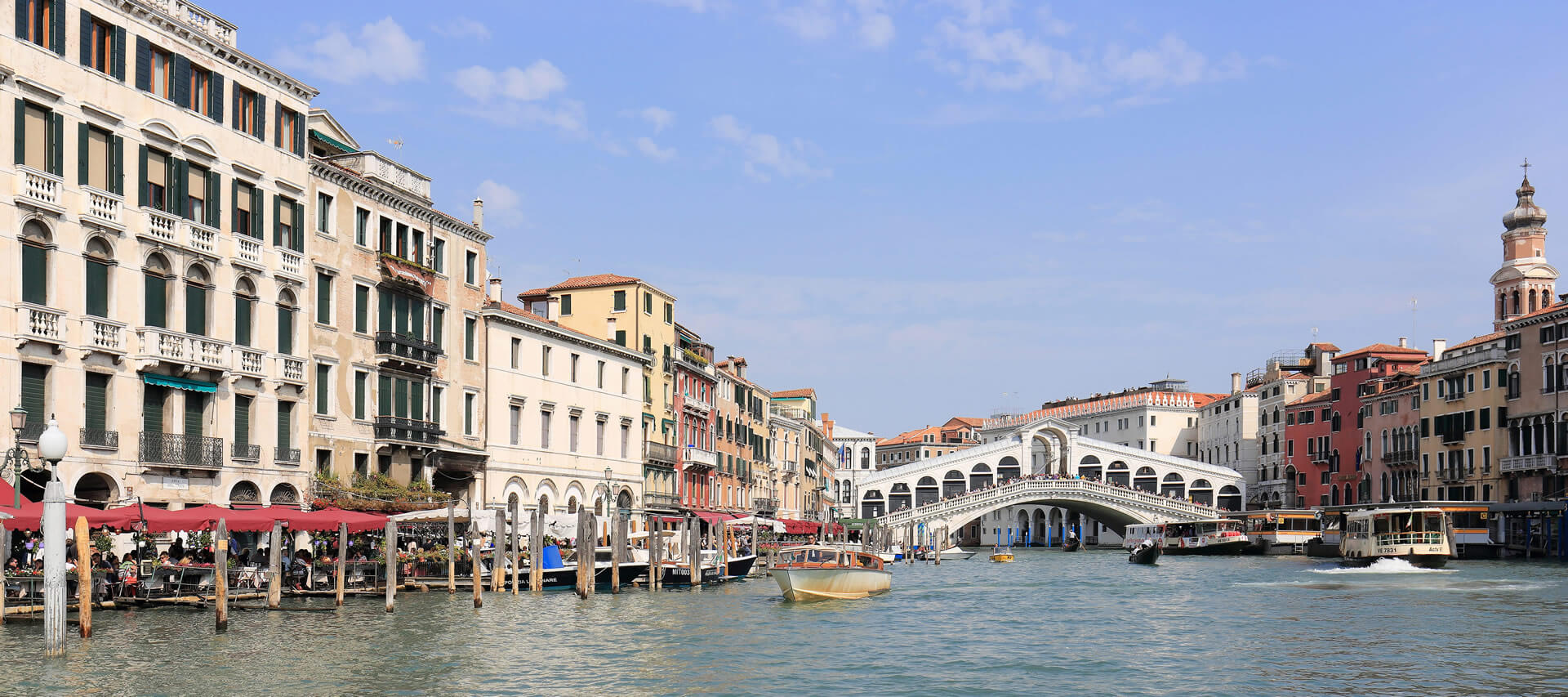 Rialto Köprüsü ile sonbaharda Venedik